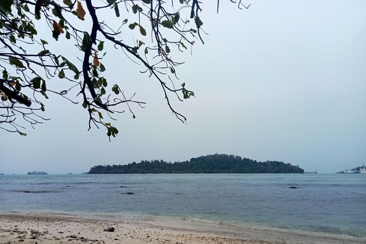 Pemandangan Pulau Merak Besar jika dilihat dari Pulau Merak Kecil, Selasa (14/11/2023).