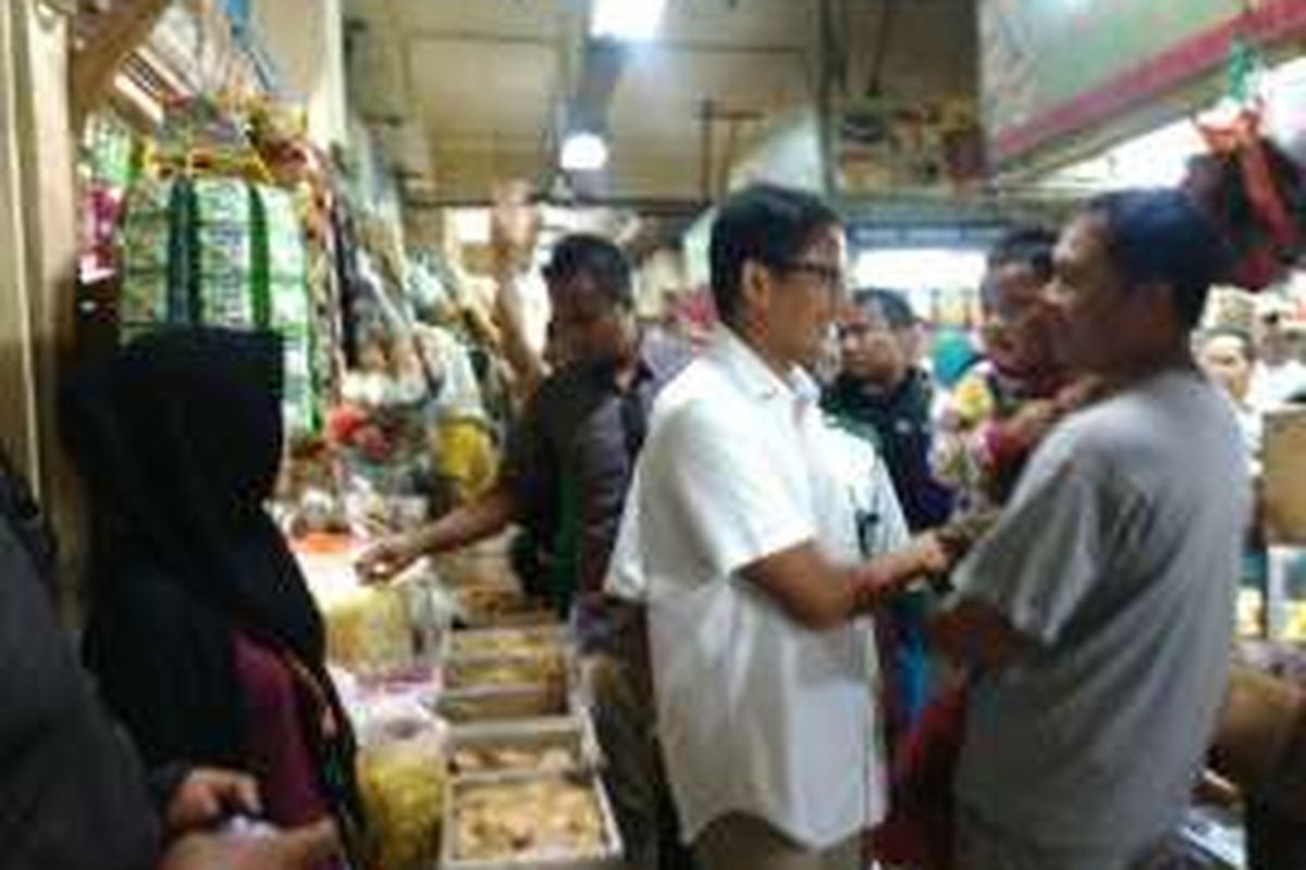 Bakal calon wakil gubernur DKI Jakarta Sandiaga Uno mengunjungi Pasar Ciracas, di Jalan Ciracas, Jakarta Timur, Minggu (6/11/2016). 