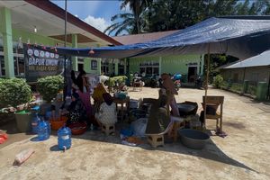 Solidaritas Ibu-ibu Dapur Umum Banjir Agam: Selagi Sehat, Kami Bantu Semua