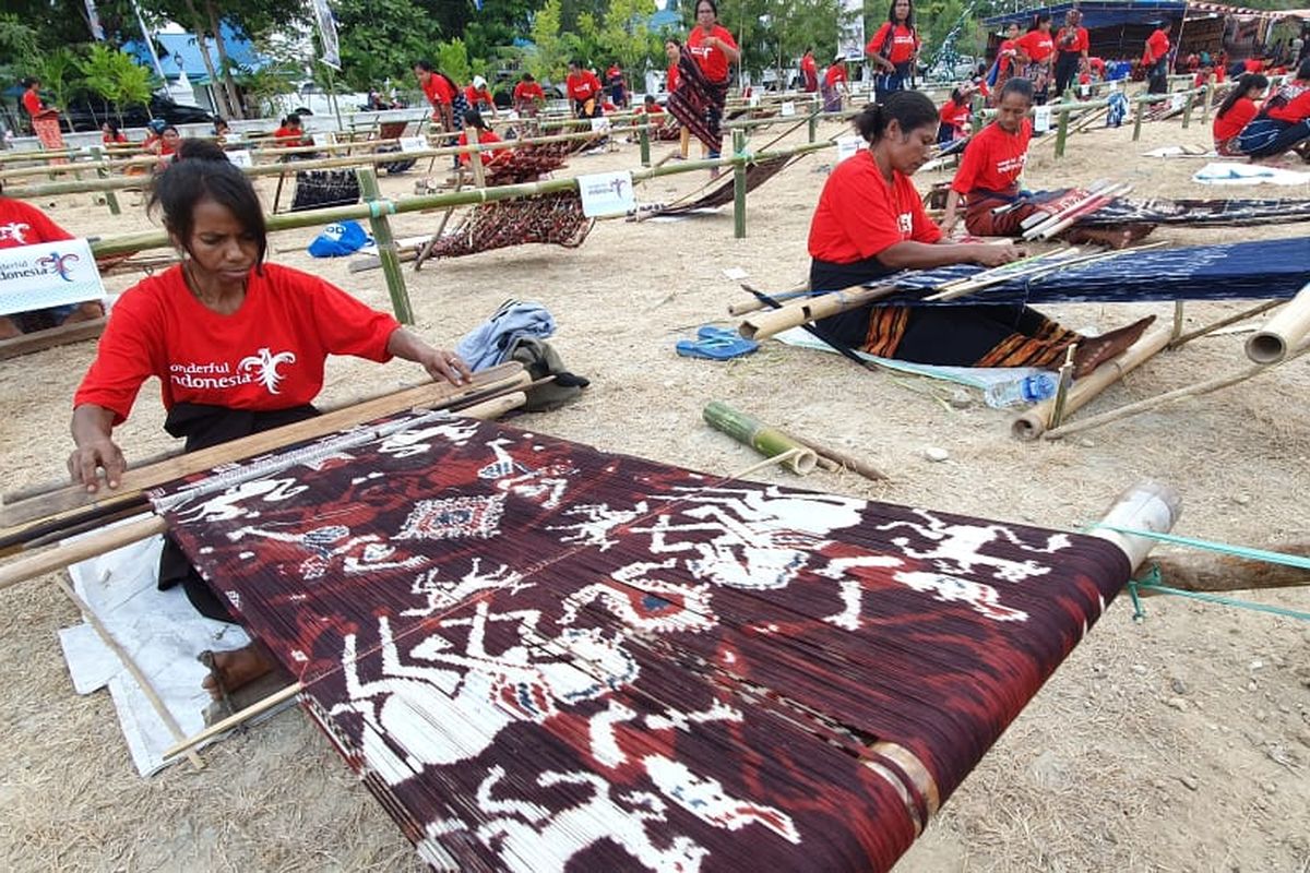 Expo Tenun Ikat di Festival Sandalwood 2019 yang diselenggarakan di Sumba Timur, Nusa Tenggara Timur, Jumat (12/7/2019)