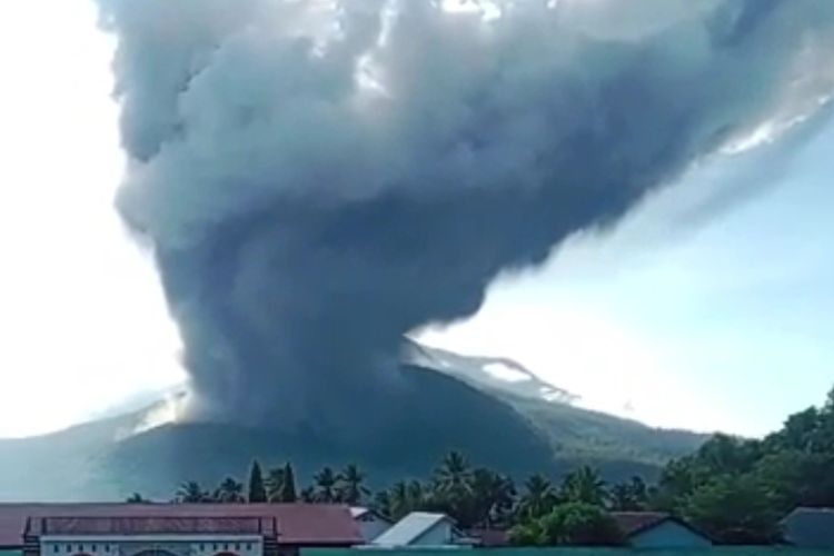 Gunung api Lewotobi Perempuan di Kabupaten Flores Timur, Nusa Tenggara Timur (NTT), mengalami erupsi pada Sabtu (23/12/2023) pagi. 