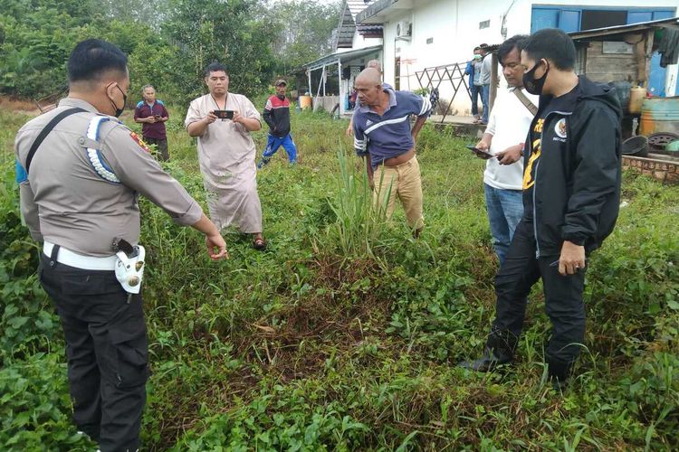 Petugas kepolisian melakukan olah TKP di lokasi perampokan pembeli atau tauke sawit yang berada di Desa Telang, Kecamatan Babat Supat, Kabupaten Musi Banyuasin (Muba), Sumatera Selatan, Selasa (12/4/2022).