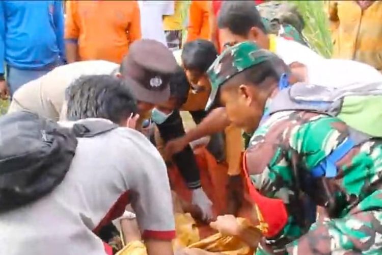 Evakuasi korban meninggal dunia di sawah tebu Lumajang, Senin (26/8/2024)