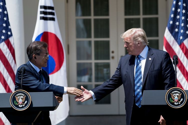 Presiden Korea Selatan Moon Jae-in dan Presiden Donald Trump di Gedung Putih, Washington DC, Jumat (30/6/2017).