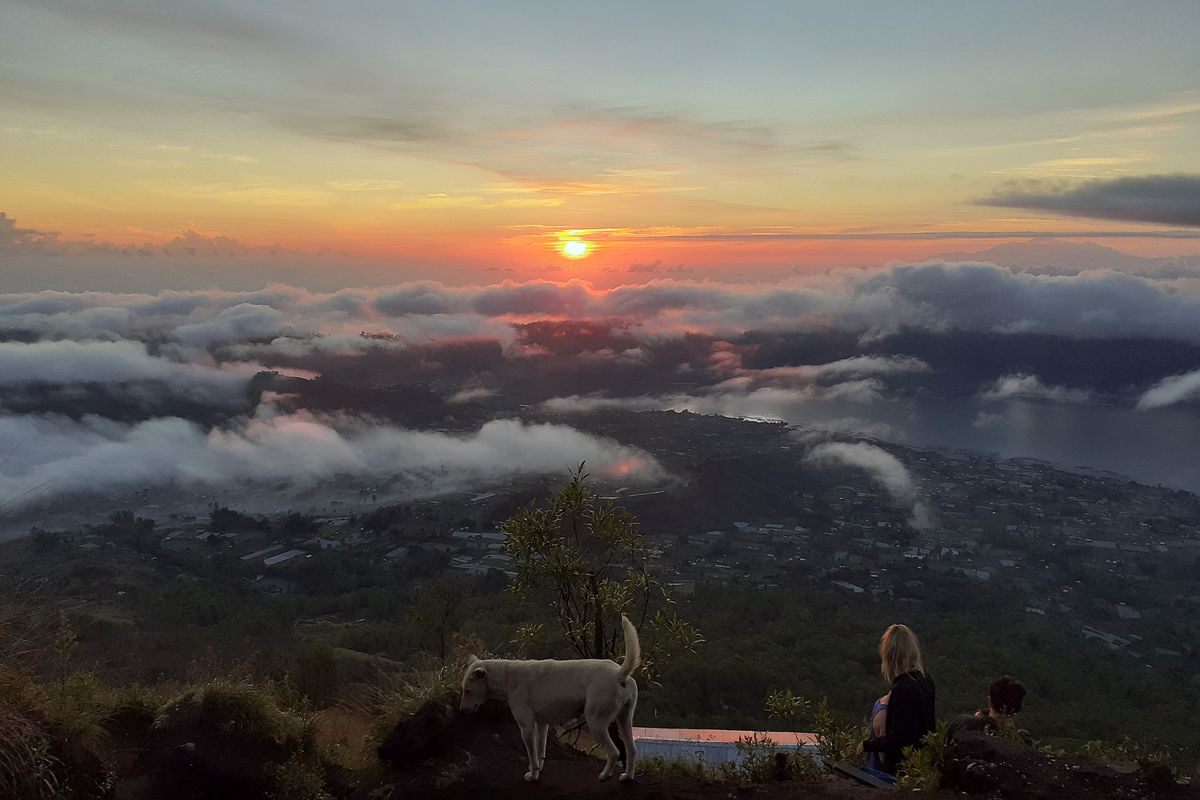 Gunung Batur, salah satu tempat melihat sunrise di Bali.