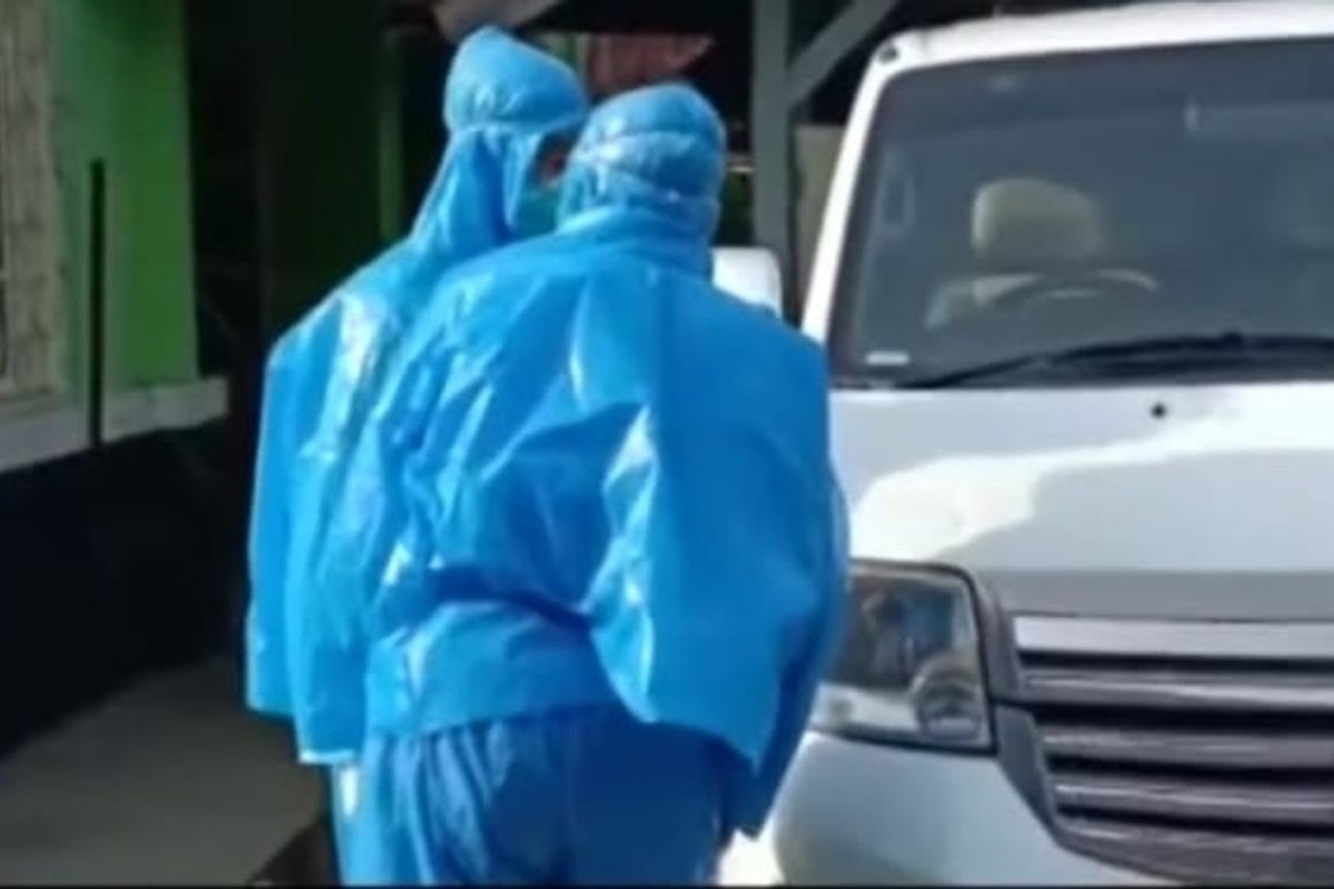 Jas hujan plastik dan sepatu bot digunakan tim medis corona karena persediaan APD khusus habis saat akan mengantar 3 OPD Corona di RSUD Soekardjo Kota Tasikmalaya, Sabtu (7/3/2020) lalu.