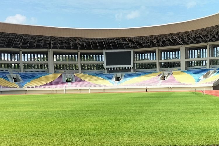Perawatan area lapangan Stadion Manahan, Kota Solo, Jawa Tengah. Terkini, FIFA telah melakukan kunjungan ke Stadion Manahan Solo yang dipersiapkan untuk venue Piala Dunia U17 2023.