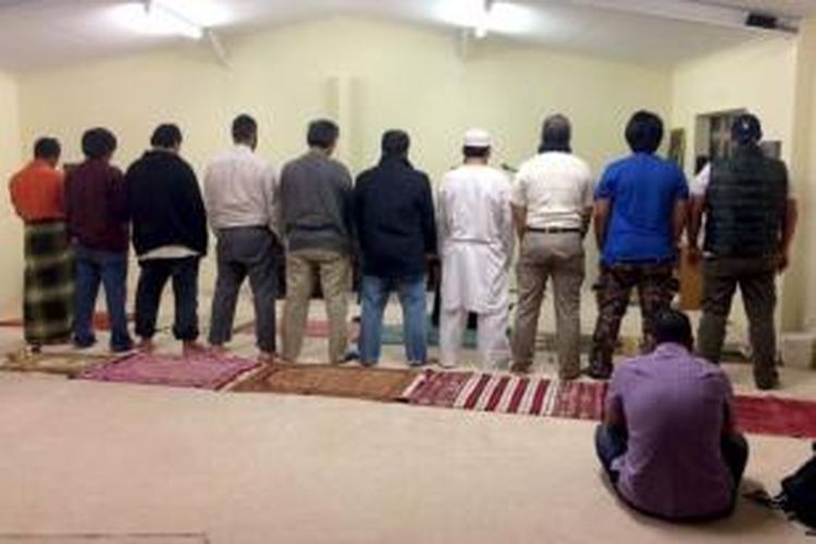 Jemaah sedang melakukan shalat di masjid komunitas Indonesia di Brisbane. Masjid ini menjadi sasaran vandalisme.