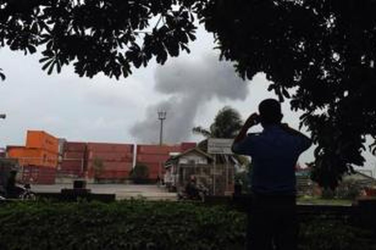 Asap membumbung di langit pascaledakan di Pondok Dayung, Tanjung Priok, Jakarta Utara.