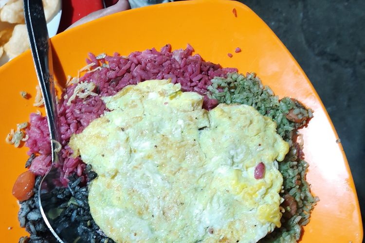 Mencicipi Nasi Goreng Pelangi Di Jakarta Selatan 3 Warna Nasi Dalam 1 Piring Halaman All Kompas Com