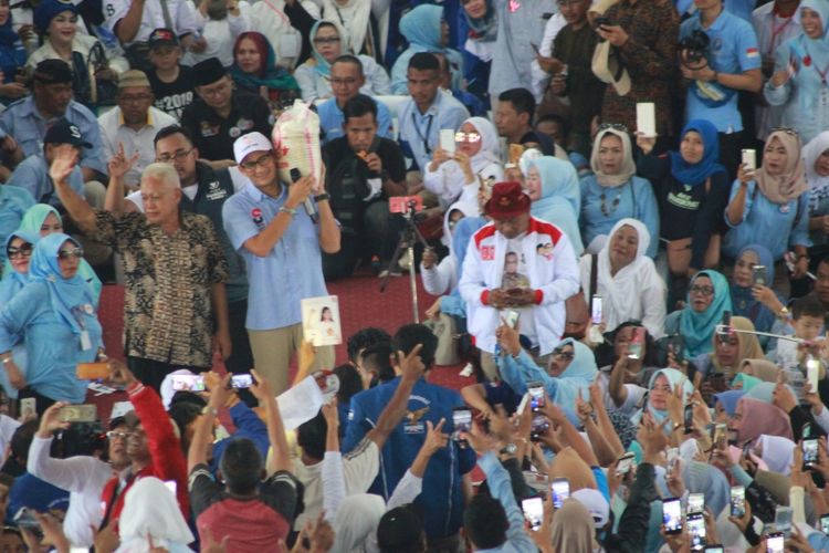 Cawapres nomor urut 02, Sandiaga Salahudin Uno menyampaikan orasi dalam Kampanye Rapat Umum pasangan Capres-Cawapres nomor urut 02  dihadapan ribuan pendukungnya di Gedung Herlina Mutiara, Karangtengah, Cianjur, Jawa Barat, Kamis (11/04/2019) siang. 