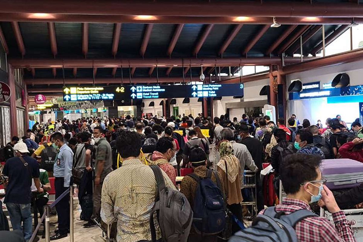 Ratusan calon penumpang mengantre untuk mendapatkan pengesahan surat ijin naik pesawat di Terminal 2 Bandara Soekarno Hatta, Tangerang, Banten, Kamis (14/5/2020). Kementerian Perhubungan mewajibkan semua calon penumpang yang akan menggunakan pesawat memiliki surat kesehatan, surat negatif COVID-19 dari Rumah Sakit sebagai protokol kesehatan yang telah ditetapkan oleh Gugus Tugas COVID-19.