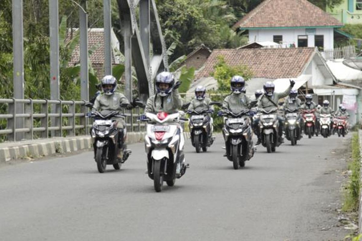 Peserta turing Yamaha All New Soul GT 125 saat berkendara menuju Jember, Jawa Timur, Kamis (9/4/2015). Turing di hari ke-6 rute Batu-Jember ini berjarak sekitar 200 kilometer dan diselesaikan peserta dengan waktu 10 jam.