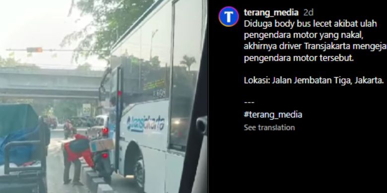 Tangkapan layar pengendara motor terimpit Transjakarta ketika masuk jalur busway.