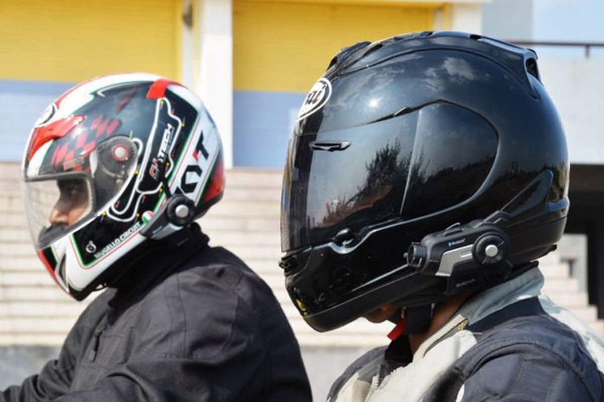 Manfaat pakai intercom helm untuk pemotor