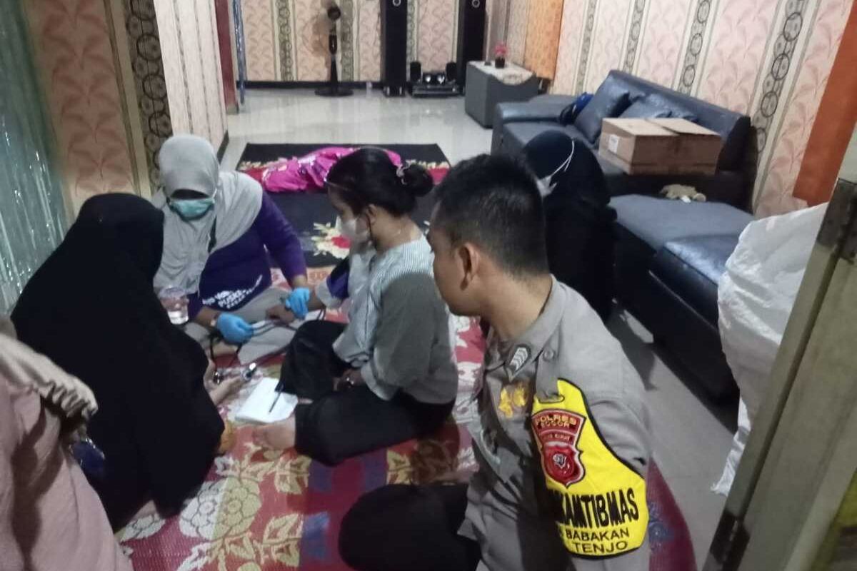 Petugas kepolisian mendatangi rumah warga yang mengalami keracunan makanan di Desa Babakan, Kecamatan Tenjo, Kabupaten Bogor, Jawa Barat, Sabtu (11/2/2023).