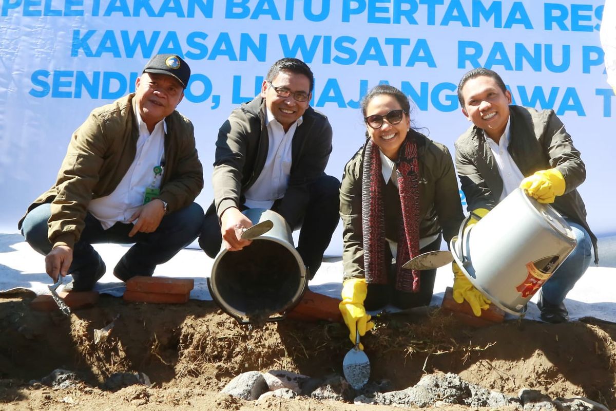 Menteri BUMN Rini M.Soemarno (kedua kanan) didampingi Wakil Direktur Utama Bank BRI Catur Budi Harto (kedua kiri), Kepala Balai Besar Taman Nasional Bromo Tengger Semeru John Kenedie (kiri) dan Bupati Lumajang Thoriqul Haq (kanan) melakukan peletakan batu pertama pembangunan rest area Kawasan Wisata Ranu Pane, Lumajang, Jawa Timur (11/09/2019).