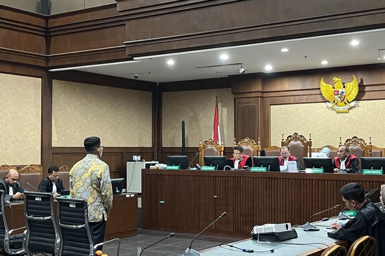 Mantan Direktur Pemeriksaan dan Penagihan (P2) pada Direktorat Jenderal (Ditjen) Pajak Kementerian Keuangan (Kemenkeu) Angin Prayitno Aji dalam sidang pembacaan putusan di Pengadilan Tindak Pidana Korupsi (Tipikor) pada Pengadilan Negeri (PN) Jakarta Pusat, Senin (28/8/2023). Angin Prayitno divonis tujuh tahun penjara dalam kasus dugaan tindak pidana pencucian uang (TPPU) dan gratifikasi terkait pengurusan pajak di Ditjen Pajak.