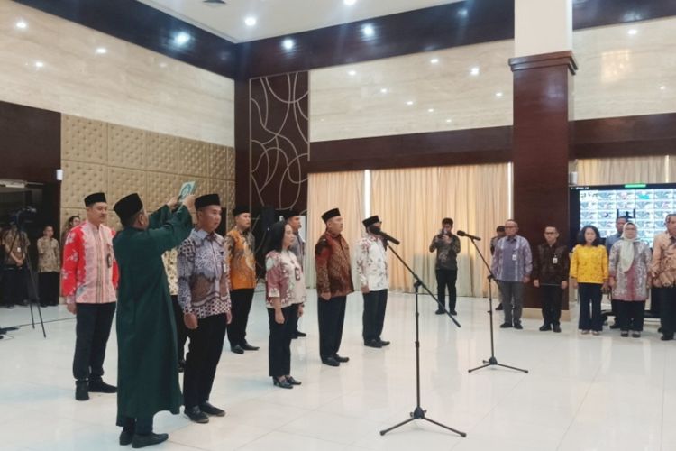 Bey Machmudin saat dilantik sebagai Staf Ahli Bidang Komunikasi Politik dan Kehumasan Menteri Sekretariat Negara (Mensesneg) di Gedung Kementerian Sekretariat Negara, Jakarta, Rabu (3/4/2024).