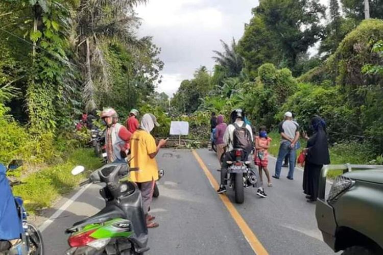Ruas jalan Lintas Seram yang menghubungkan tiga kabupaten di Maluku diblokir warga Desa Kairatu, Kabupaten Seram Bagian Barat, Kamis sore (14/5/2020)
