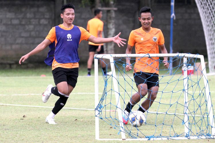 Pemain Timnas Indonesia Syahrian Abimanyu dan Sani Rizki saat sesi game dilatihan persiapan ujicoba FIFA Matchday di Stadion Gelora Trisakti Kuta, Bali, Jumat (21/1/2022) sore. 