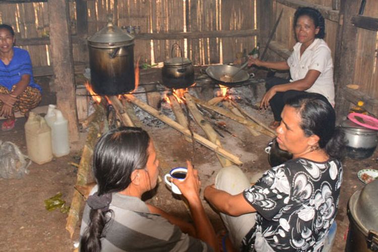 Sejumlah mama-mama di Kampung Runus, Desa Langgasai, Kecamatan Elar Selatan, Kabupaten Manggarai Timur, Flores, NTT, Minggu (15/4/2018) sedang masak untuk dihidangkan kepada tamu.