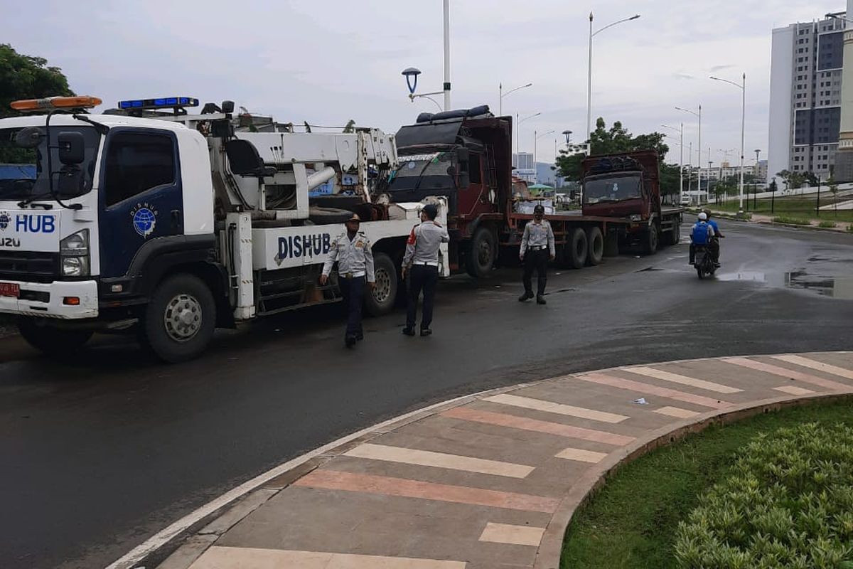 Suku dinas perhubungan Jakarta Barat ketika hendak menderek tujuh buah kendaraan yang diparkir liar di sekitar Masjid K.H. Hasyim Asyari Cengkareng, pada Senin (7/12/2020)