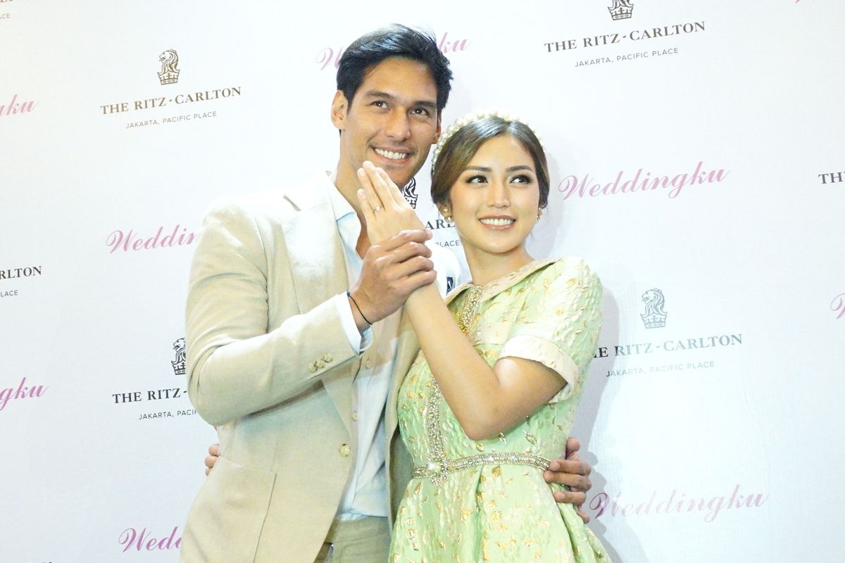 Artis peran yang juga pembawa acara Jessica Iskandar bersama tunangannya, artis peran Richard Kyle saat menggelar jumpa pers di The Ritz Carlton, SCBD, Jakarta Selatan, Sabtu (15/6/2019).