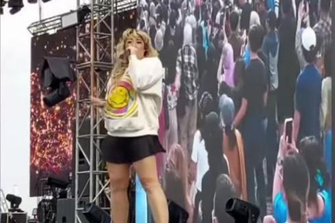 Viral gara-gara Tiduran di Panggung Konser Pakai Rok Mini, Pinkan Mambo: Senang Banget