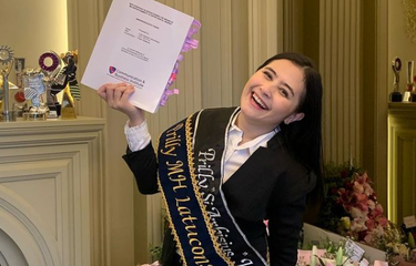 Prilly Latuconsina lulus kuliah