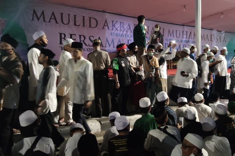 Tamu undangan pernikahan putri Rizieq Shihab, Shafira Najwa Shihab, mulai berdatangan ke Petamburan, Jakarta Pusat, Sabtu (14/11/2020) malam.   Pantauan kompas.com pukul 18.25 WIB, para tamu undangan sudah memadati panggung yang disiapkan untuk acara pernikahan itu.   Akibatnya, jalan KS Tubun ditutup total dari dua arah. 