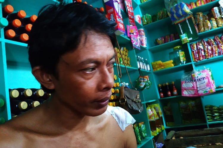 Seorang penjaga warung sembako bernama Hadi Sunoto (45) mengalami luka bacok setelah disatroni kawanan begal di warungnya di Jalan Kalimulya, Cilodong, Depok, Jawa Barat, pada Kamis (13/2/2020) dini hari.