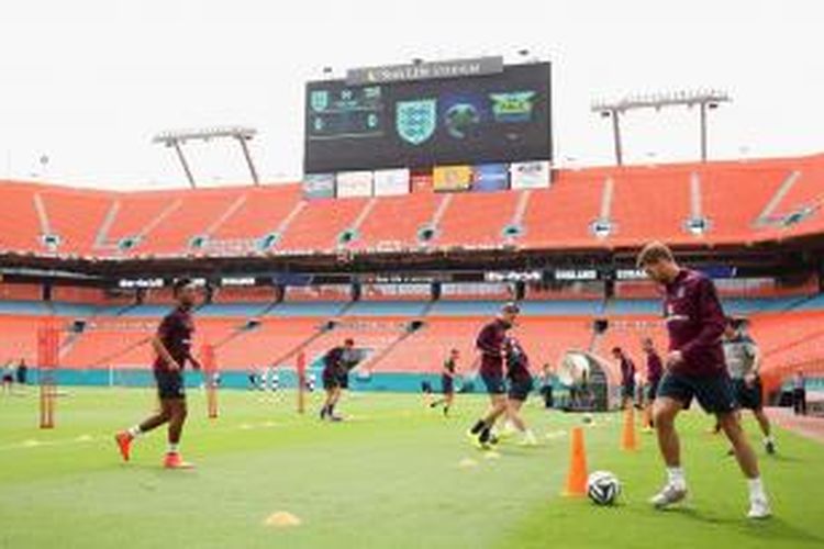Para pemain Inggris berlatih di Sun Life Stadium, Miami, Florida, sebagai persiapan jelang Piala Dunia 2014 di Brasil, Selasa (3/6/2014).