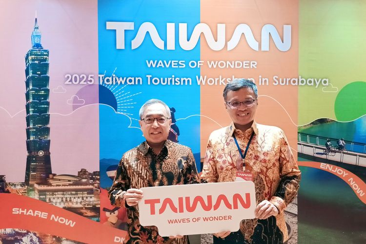 Direktur Jenderal Taipei Economic and Trade Office (TETO) Issac Chiu (kiri) dan Abe Chou, Director of Taiwan Tourism Information Center in Jakarta (kanan) saat pameran para pelaku industri pariwisata di Sheraton Hotel Surabaya, Rabu (23/4/2025) malam.