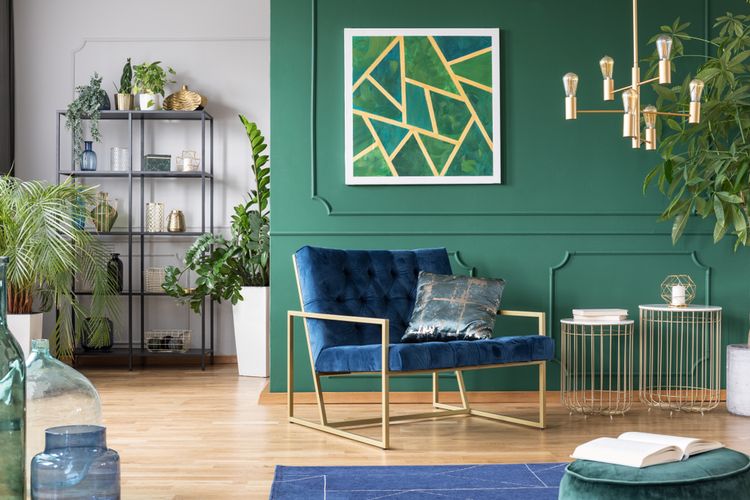 Ilustrasi ruang keluarga dengan cat hijau.