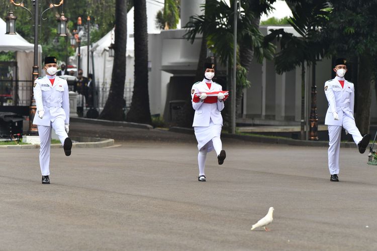 Tiga orang anggota Paskibraka bertugas dalam peringatan Hari Kemerdekaan ke-75 RI di Istana Negara, Jakarta, Senin (17/8/2020).