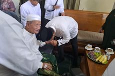 Anies Cium Tangan Kiai Ponpes di Sidoarjo, Diminta Sabar Hadapi Pilpres 2024