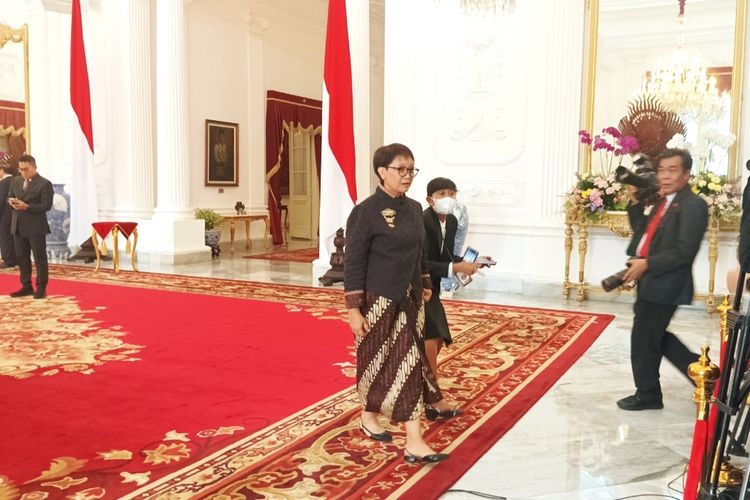 Menlu Retno Marsudi yang memakai baju ala Jeng Yah ketika menghadiri acara penyerahan surat kepercayaan para duta besar negara sahabat untuk Presiden Joko Widodo di Istana Merdeka, Jakarta, pada Jumat (8/12/2023).