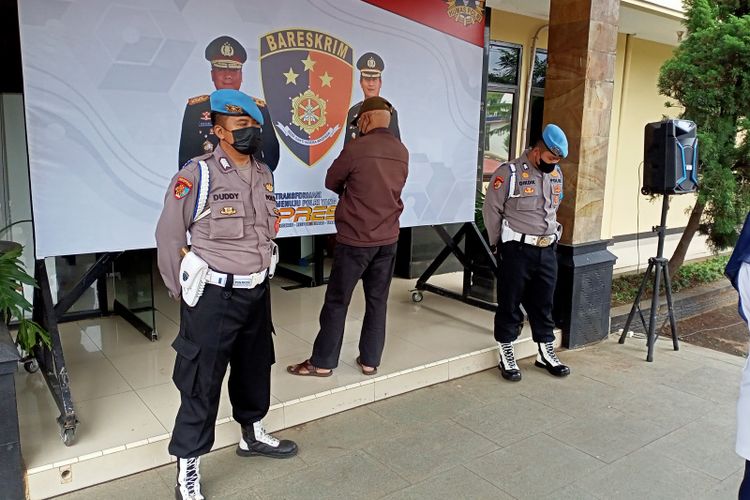 E (63) tersangka pengancaman supir bus TMP Koridor 3 di Bojongsoang Kabupaten Bandung, Jawa Barat pada Jumat (8/4/2022) berhasil diamankan Polresta Bandung