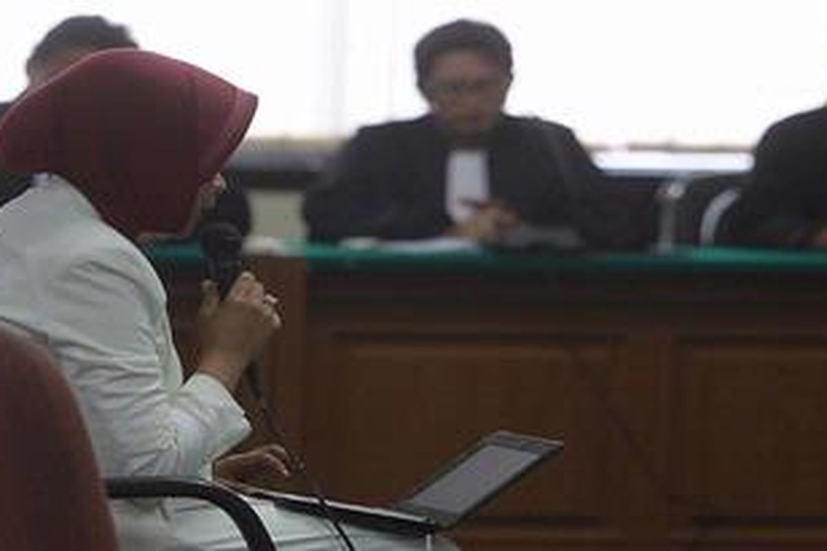 Sidang Wa Ode Nurhayati - Mantan Anggota Banggar DPR RI Wa Ode Nurhayati hadir dalam sidang dengan agenda pembacaan eksepsi terhadap dakwaan jaksa di pengadilan Tindak Pidana Korupsi (Tipikor), Jakarta, Selasa (19/6/2012). Dalam eksepsinya terdakwa Wa Ode menganggap dirinya sebagai korban praktik mafia anggaran di DPR. 