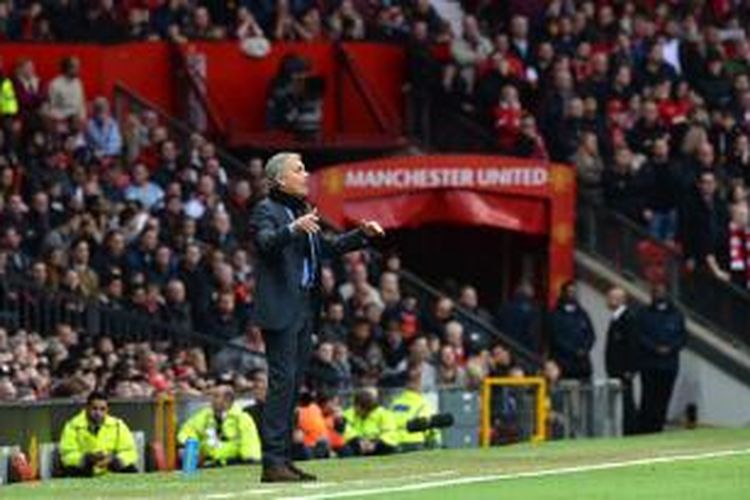 Salah satu ekspresi pelatih Chelsea Jose Mourinho ketika menyaksikan anak-anak didiknya melakoni laga Premier League, melawan Manchester United, di Old Trafford, Minggu (26/10/2014).