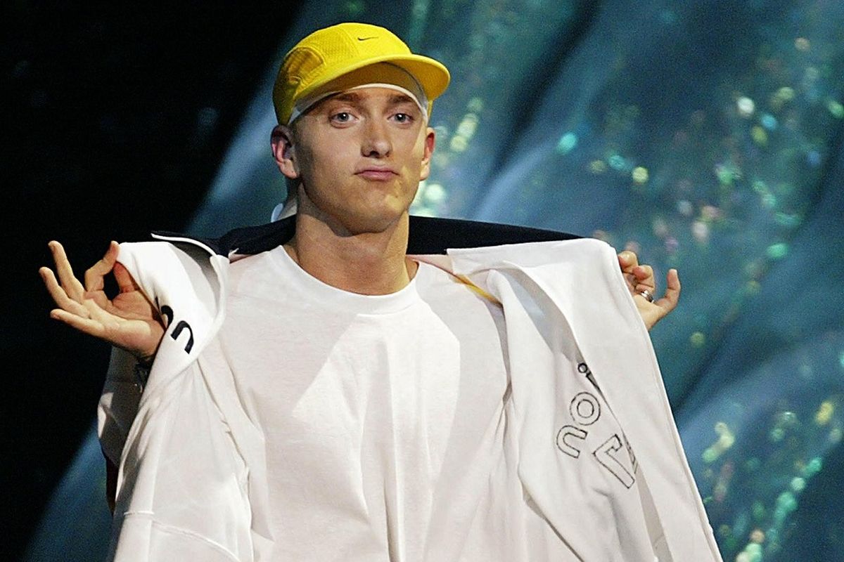 Eminem menerima penghargaan Video of the Year di MTV Video Music Awards di New York pada 29 Agustus 2002. Ia menuntut Partai Nasional di Selandia Baru dengan tuduhan penggunaan tanpa izin lagunya, Lose Yourself, dalam iklan kampanye.