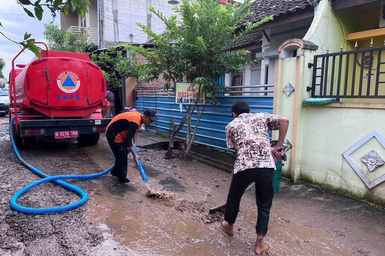 Penanganan banjir bandang di Pati, Jumat (15/7/2022)