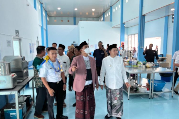 Wali Kota Madiun, Maidi, mengecek kondisi dapur Satuan Pelayanan Pemenuhan Gizi (SPPG) ke-9 di Kota Madiun yang berlokasi di Kelurahan Oro-Oro Ombo, Kecamatan Kartoharjo, Kota Madiun, Jawa Timur, Rabu (05/11/2025).