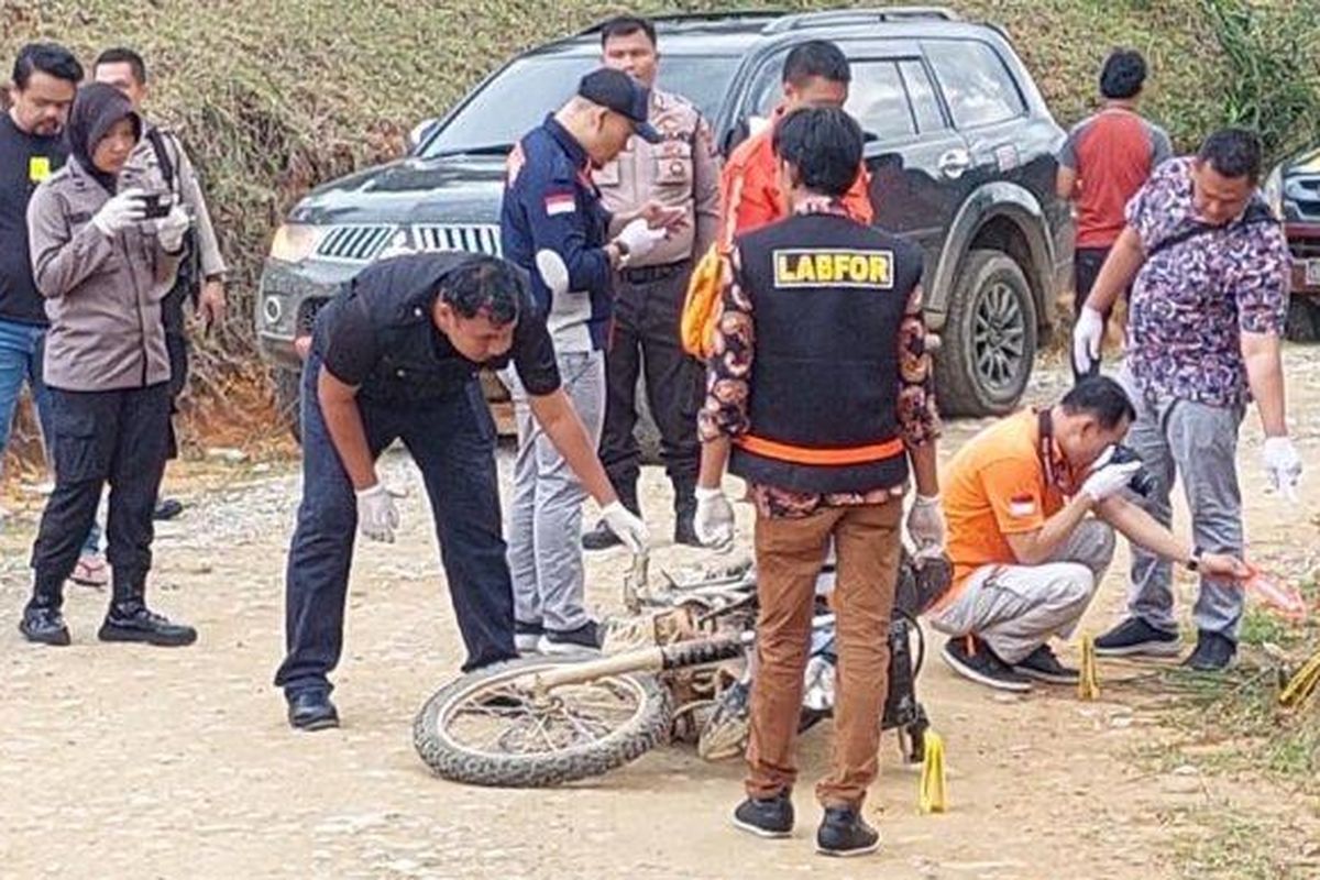Polres Langkat dan Polda Sumut saat melakukan olah tempat kejadian perkara (TKP) di Devisi I, Desa Besilam Bukit Lambasa (BL), Kecamatan Wampu, Kabupaten Langkat, Jumat (27/1/2023). 