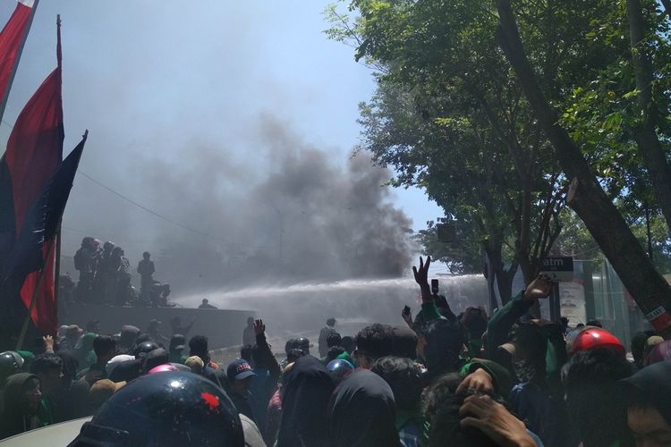 Bentrokan antar mahasiswa dan polisi saat dibubarkan polisi dalam aksi unjuk rasa di depan Gedung DPRD Sulawesi Selatan, Selasa (24/9/2019).