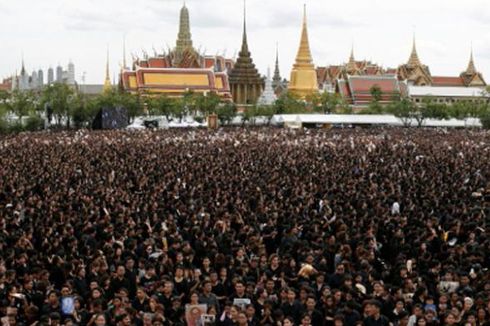 Raja Bhumibol Dikremasi, 250.000 Warga Bangkok Turun ke Jalan