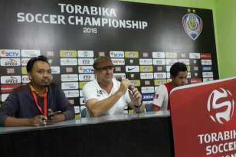 Pelatih PSM Makassar Robert Rene Alberts (tengah) saat konferensi pers usai pertandingan melawan Arema Cronus di Stadion Gajayana, Kota Malang, Jawa Timur, Jumat (14/10/2016)