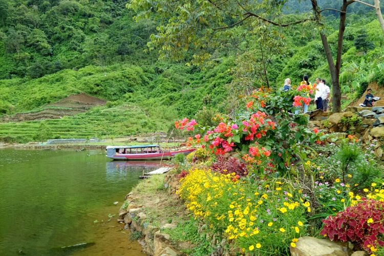 Suasana yang amat tenang dan penuh pepohonan disekeliling Telaga Danau Rawa Gede, Desa Sirna Jaya, Sukamakmur, Kabupaten Bogor, Jawa Barat.