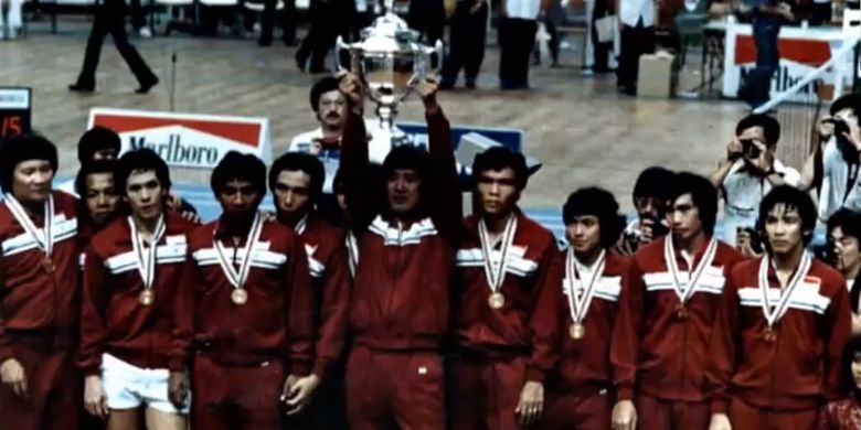 Tim Indonesia saat berhasil meraih Piala Thomas 1984. Mereka merebut trofi dari genggaman RRT (Republik Rakyat Tiongkok).